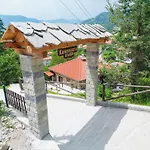 каменната къща *